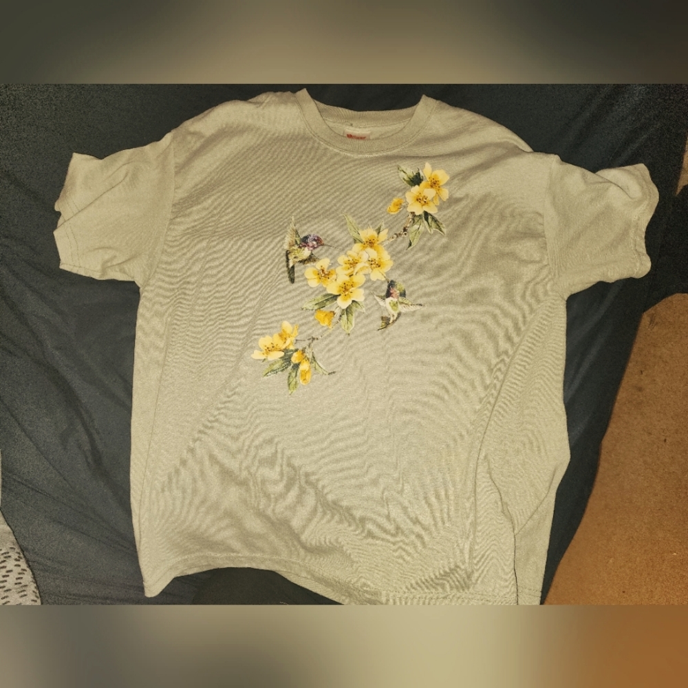 Hanes Vintage L Blouse with flowers and a hummingbird in Beige